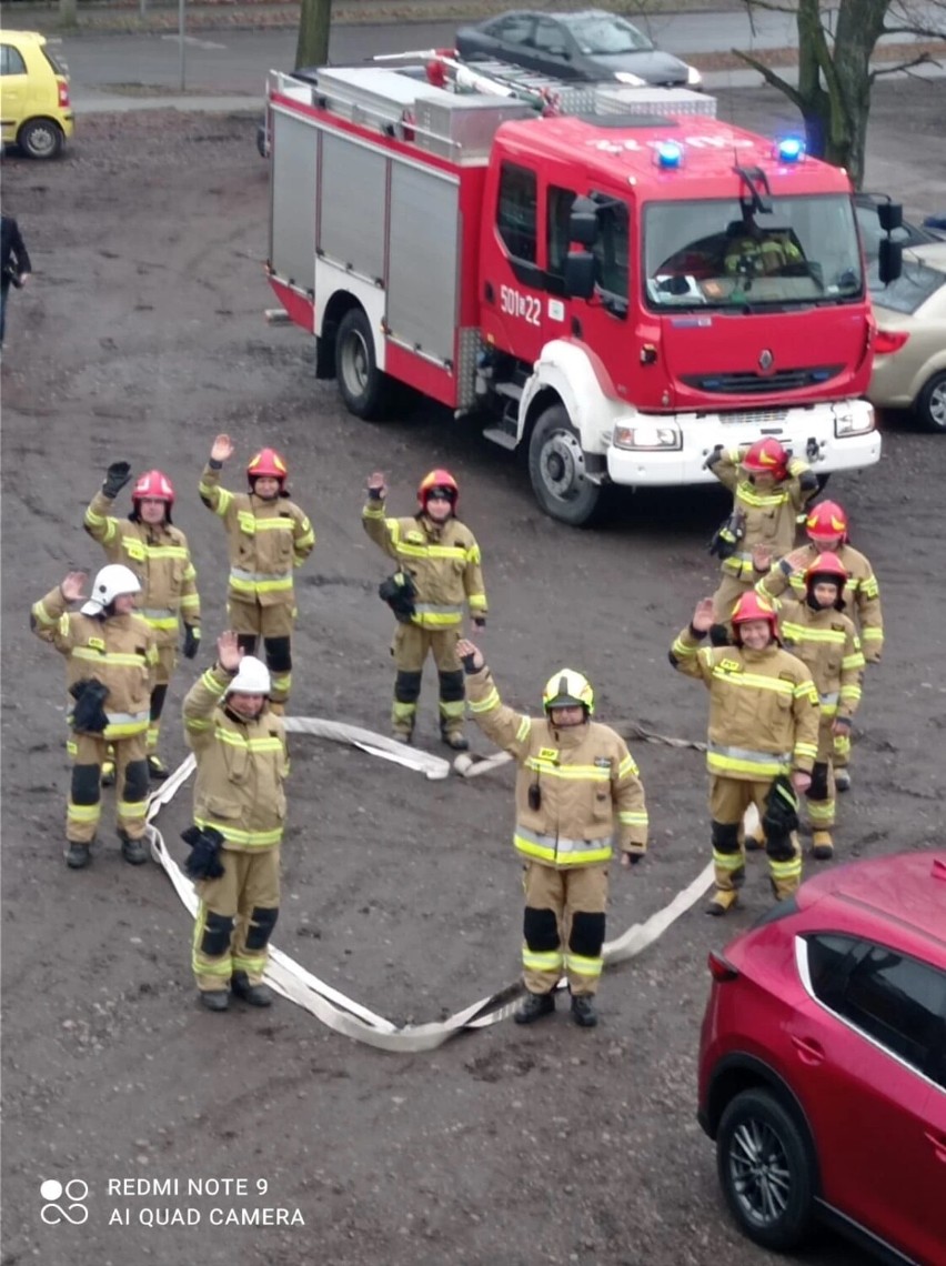 Strażacy z powiatu lublinieckiego przygotowali dzieciom ze szpitala świąteczne paczki