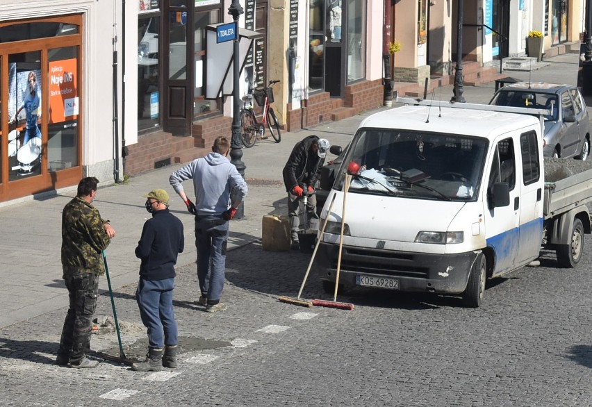 Przyszła wiosna w Oświęcimiu a z nią... znów robotnicy na rynek. Poprawiają kostkę brukową