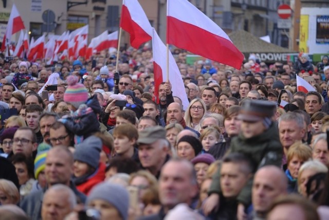 Msza święta za ojczyznę, przemarsz przez miasto, wspólne śpiewanie hymnu na Rynku Nowomiejskim, odsłonięcie pamiątkowej tablicy przy Urzędzie Marszałkowskim oraz składanie kwiatów pod pomnikami Marszałka Józefa Piłsudskiego i gen. Józefa Hallera. To tylko niektóre wydarzenia, którymi torunianie uczcili 100-lecie odzyskania przez Polskę Niepodległości.

Zobacz też: Czarno-białe kruki toruńskiej wolności. Wyjątkowe zdjęcia na wyjątkową rocznicę

