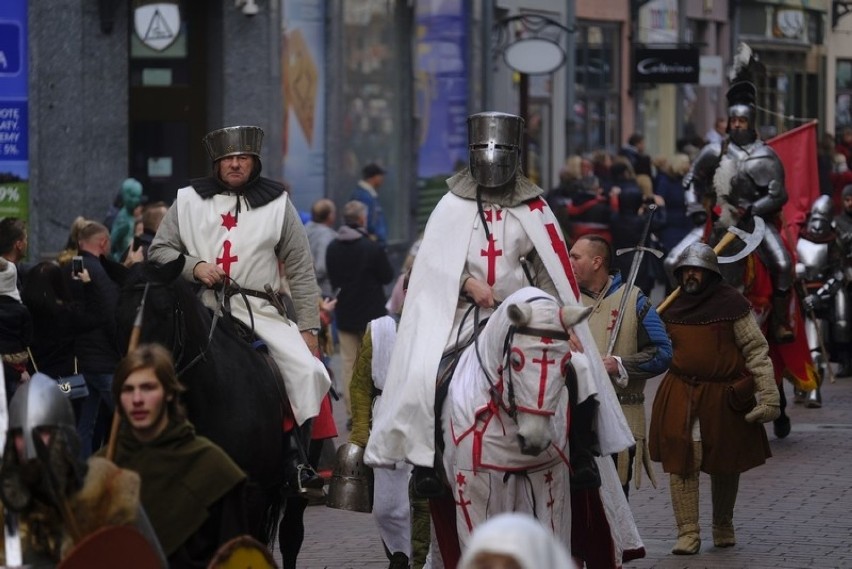 Msza święta za ojczyznę, przemarsz przez miasto, wspólne...