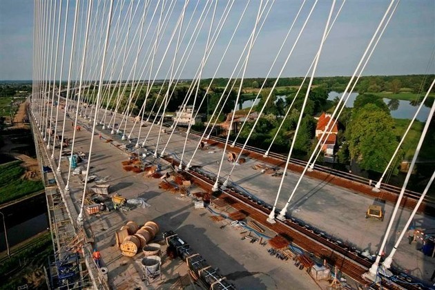 Wrocław: Wszystkie wanty na moście Rędzińskim zamontowane (ZDJĘCIA)