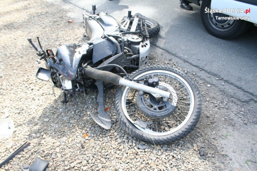 Wypadek motocyklisty w Tarnowskich Górach. Traktor nie ustąpił pierwszeństwa, ranny 21-latek