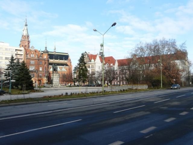 Plac Słowiański. Serce Legnicy. Po lewej katedra, a po prawej ratusz miejski. Na środku placu pomnik wdzięczności dla Armii Radzieckiej. Fot. Zdzisław Kwasek