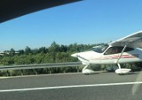Samolot wylądował na autostradzie. Kuriozalna sytuacja na jednej z polskich dróg [ZDJĘCIA]