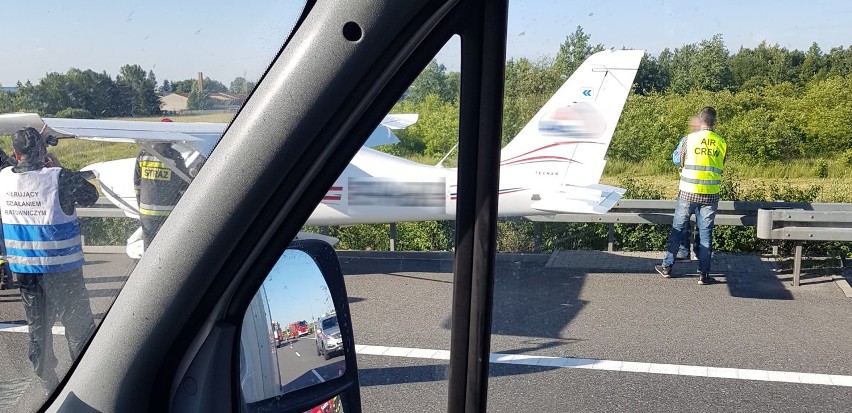 Samolot wylądował na autostradzie. Kuriozalna sytuacja na jednej z polskich dróg [ZDJĘCIA]