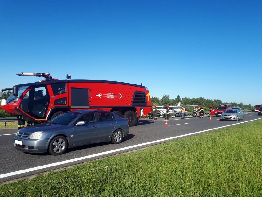 Samolot wylądował na autostradzie. Kuriozalna sytuacja na jednej z polskich dróg [ZDJĘCIA]