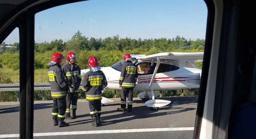 Samolot wylądował na autostradzie. Kuriozalna sytuacja na jednej z polskich dróg [ZDJĘCIA]