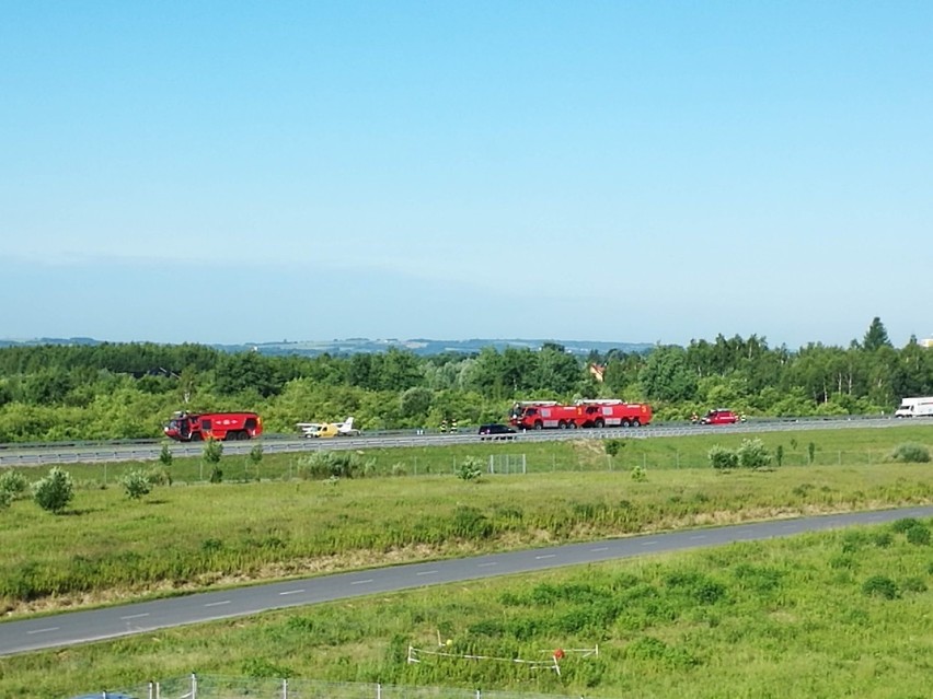 Samolot wylądował na autostradzie. Kuriozalna sytuacja na jednej z polskich dróg [ZDJĘCIA]