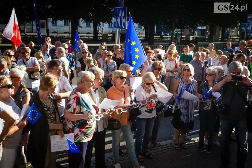 Protest KOD na Placu Żołnierza w Szczecinie [ZDJĘCIA, WIDEO]