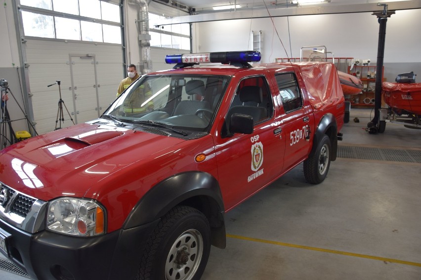Świecie. Strażacy przekazali auto i łódź na rzecz druhów z OSP Ratownik. Zobacz zdjęcia