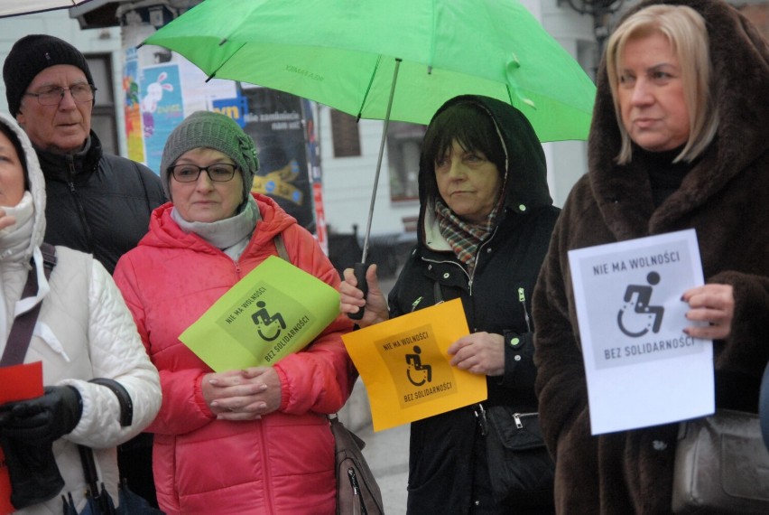 Protest wsparcia dla osób z niepełnosprawnościami odbył się w Rynku Trybunalskim w Piotrkowie - ZDJĘCIA