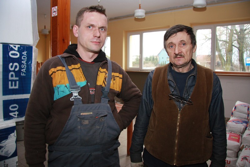 Dariusz Kosmala i Jacek Mieszała w odnawianym budynku