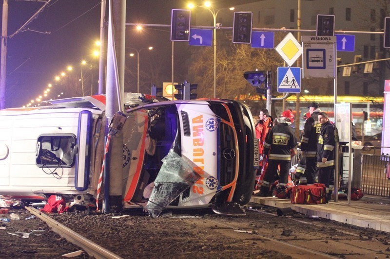 Wrocław: Wypadek karetki z Wałbrzycha