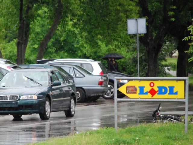 W deszczowy poniedziałek w Ostrowcu doszło do potrącenia rowerzysty.