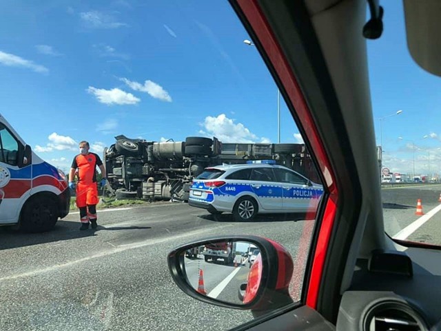 Wypadek tira na autostradzie A4 w Gliwicach.


Zobacz kolejne zdjęcia. Przesuwaj zdjęcia w prawo - naciśnij strzałkę lub przycisk NASTĘPNE