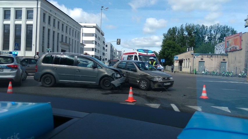 Stłuczka na skrzyżowaniu Sczanieckiej i Emilii Plater. Zderzyły się dwa auta