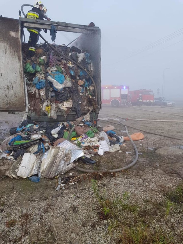 Akcja trwała kilka godzin. W Kamieniu Kotowy zapaliły śmieci w naczepie tira