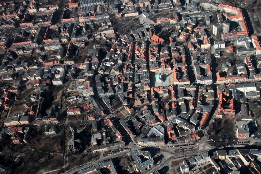 Emisja pyłów powodowana jest również przez przemysł,...