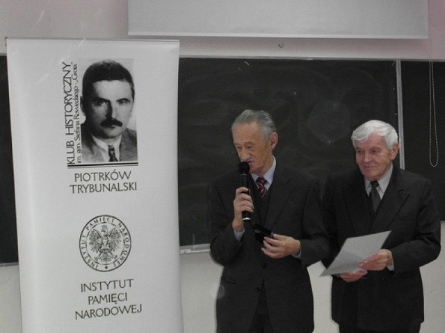 Włodzimierz Pawełczyk, prezes Stowarzyszenia Rodzina Katyńska Ziemi Piotrkowskiej ( z lewej)