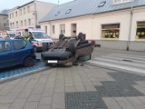 Samochód dachował na Placu Powstańców Wielkopolskich w Pleszewie