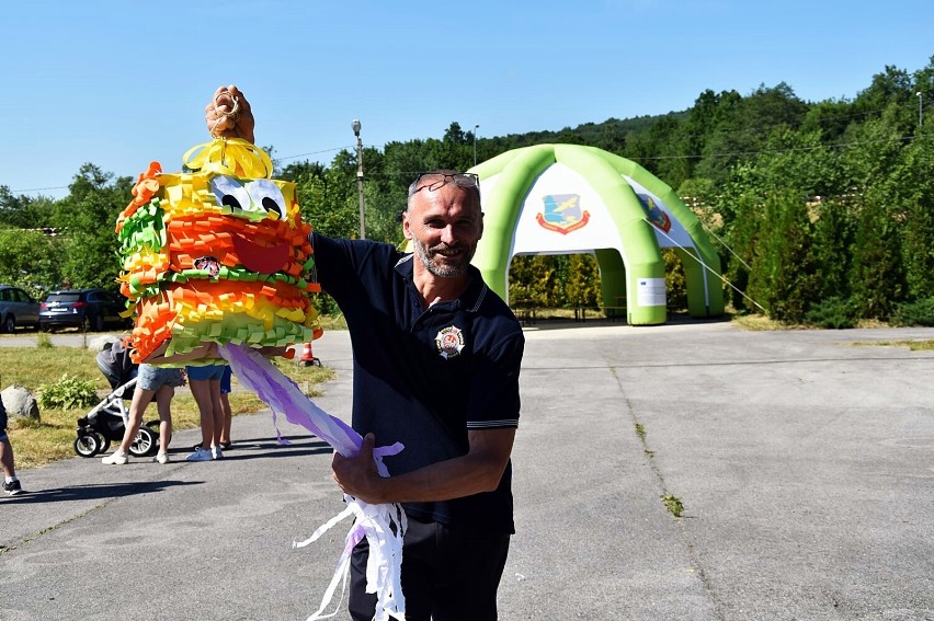 Pokaz umiejętności strażaków był atrakcją pikniku w Ropicy...