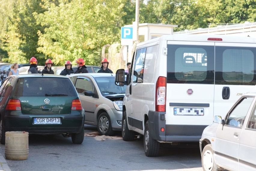Zderzenie wojskowego samochodu z osobówką w Grudziądzu. Pięć osób w szpitalu [zdjęcia]