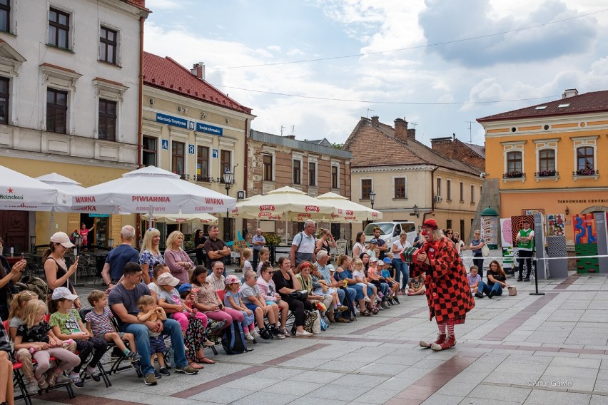 Tarnów. Wielkie zamieszanie na tarnowskim rynku, wszystko za sprawą 35. Ulica Festival. Aktorzy dali niezły pokaz  [DUŻO ZDJĘĆ]