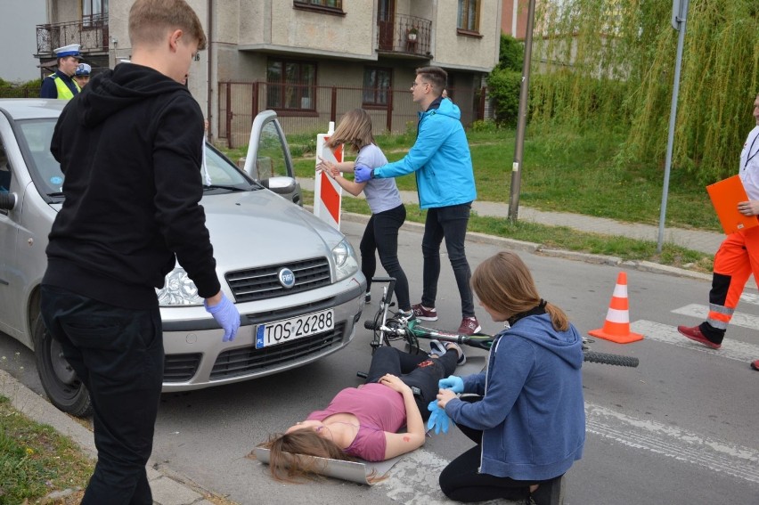Potrącenie rowerzystki, zatrzymanie krążenia. Młodzież w Ostrowcu wie jak ratować [ZDJĘCIA]