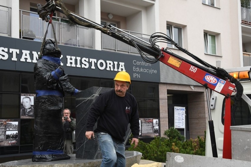 W Kielcach stanął pomnik Przemysława Gosiewskiego. Uroczyste odsłonięcie w niedzielę 27 października