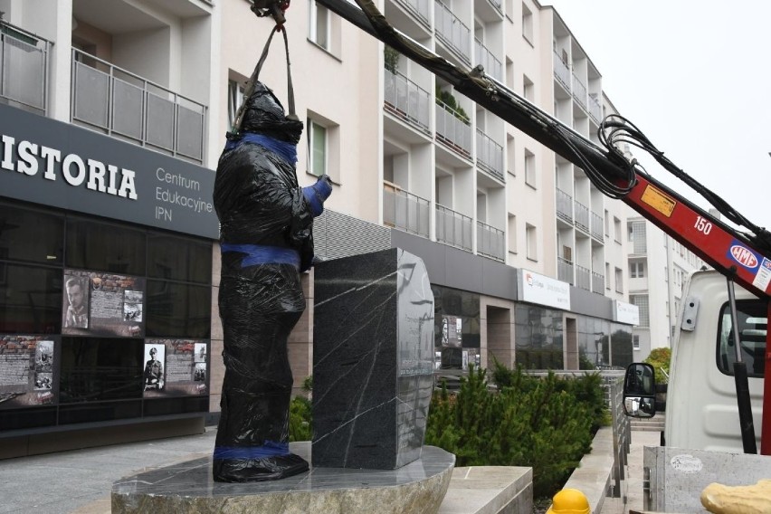 W Kielcach stanął pomnik Przemysława Gosiewskiego. Uroczyste odsłonięcie w niedzielę 27 października