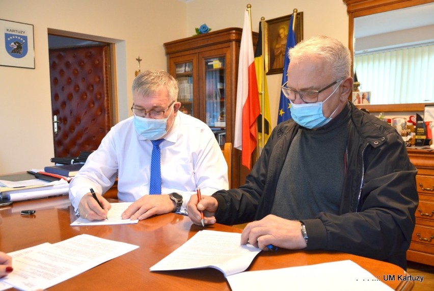 Kolejne inwestycje drogowe w gminie Kartuzy - burmistrz podpisał umowy z trzema wykonawcami