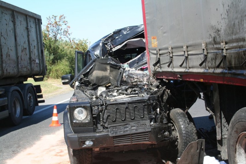 Śmiertelny wypadek na DK1 w Markowicach. Terenowy mercedes uderzył w naczepę ciężarówki
