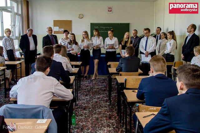 Ostatnie chwile przed rozpoczęciem pisemnego egzaminu maturalnego z języka polskiego w IV Liceum Ogólnokształcącym w Wałbrzychu