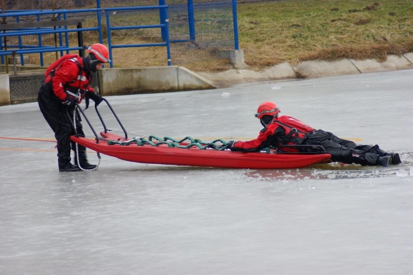 Strażacy doskonalili swoje umiejętności z zakresu ratownictwa wodno-lodowego