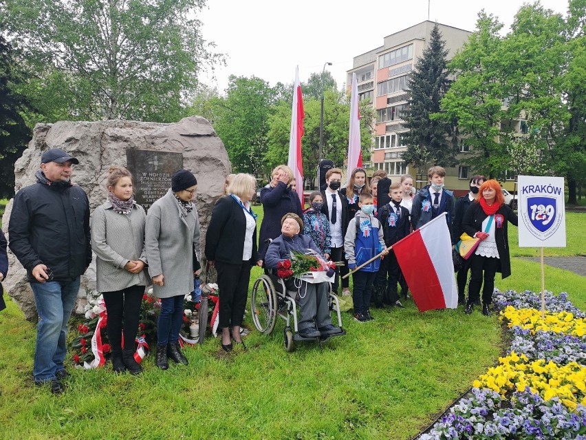 Kraków. Jeden z ostatnich uczestników bitwy o Monte Cassino i opiekun niedźwiedzia Wojtka złożył kwiaty w 77. rocznicę zdobycia wzgórza