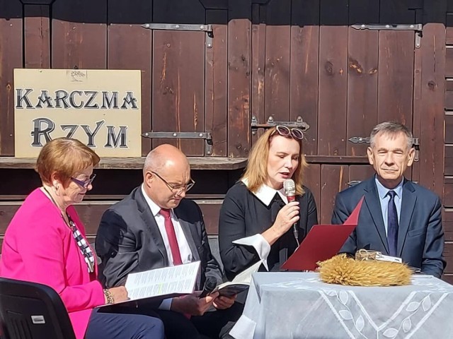 Czytają starosta opatowski Tomasz Staniek, wicestarosta Małgorzata Jalowska. Więcej na kolejnych zdjęciach