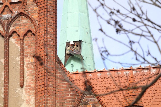 Blacha z wieży legnickiego kościoła została usunięta, stwarzała zagrożenie.