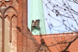 Blacha z wieży legnickiego kościoła została usunięta, stwarzała zagrożenie [ZDJĘCIA] 
