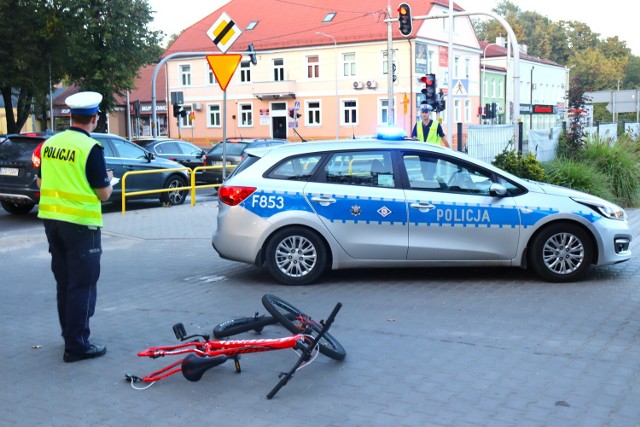 Wypadek przy dworcu PKS w Łęczycy. 10-letni rowerzysta trafił do szpitala