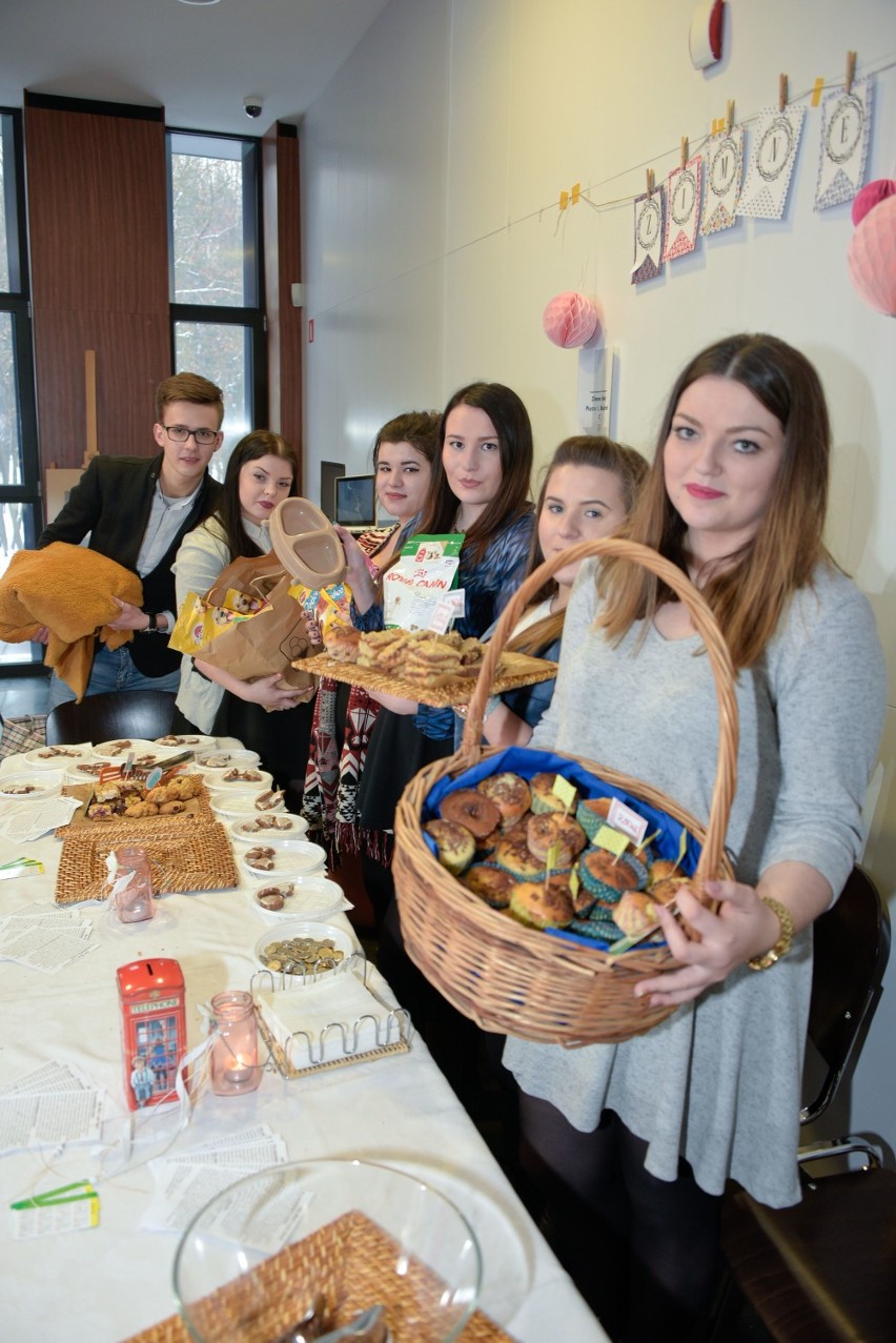 Ze sprzedaży wypieków studenci uzbierali ponad 300zł.