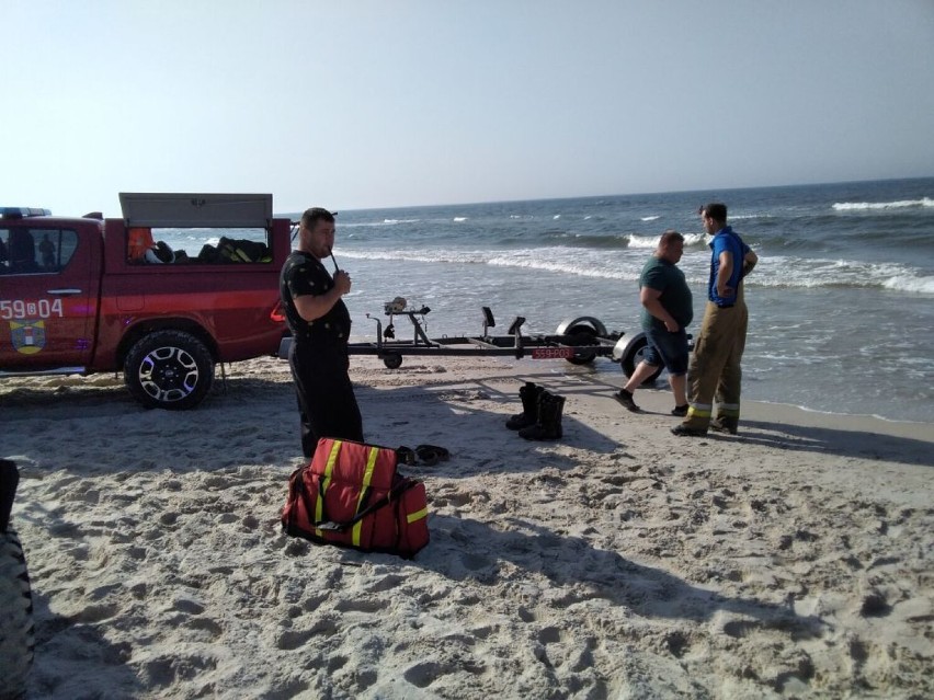 W Lubiatowie w wodzie zaginął mężczyzna. Odnalazł się kilka wejść na plażę dalej