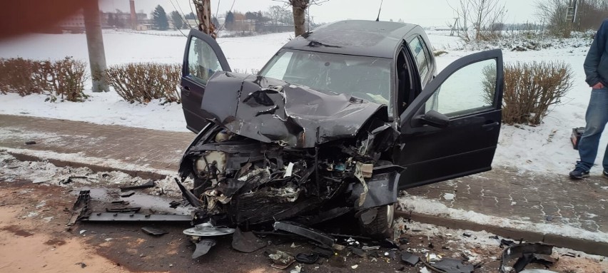 W Łasinie czołowo zderzyły się dwa samochody: dostawczy ford...