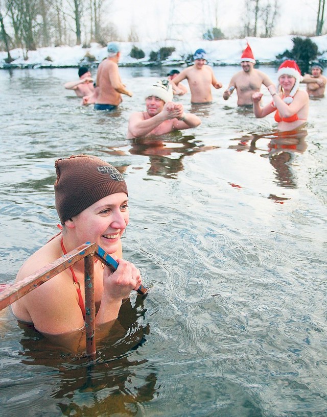 Kąpielą w Pilicy tomaszowskie morsy pożegnały stary rok