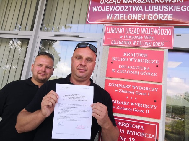 W imieniu komitetu referendalnego wnioski z podpisami mieszkańców złożyli Tomasz Szewczyk i Tomasz Szwal