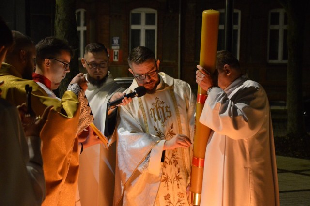 b]Wigilia Paschalna, jako główna liturgia Triduum Paschalnego, rozpoczęła się w parafii Najświętszej Maryi Panny Królowej Polski o godz. 21. To najważniejsza i najbardziej uroczysta msza św. w roku.