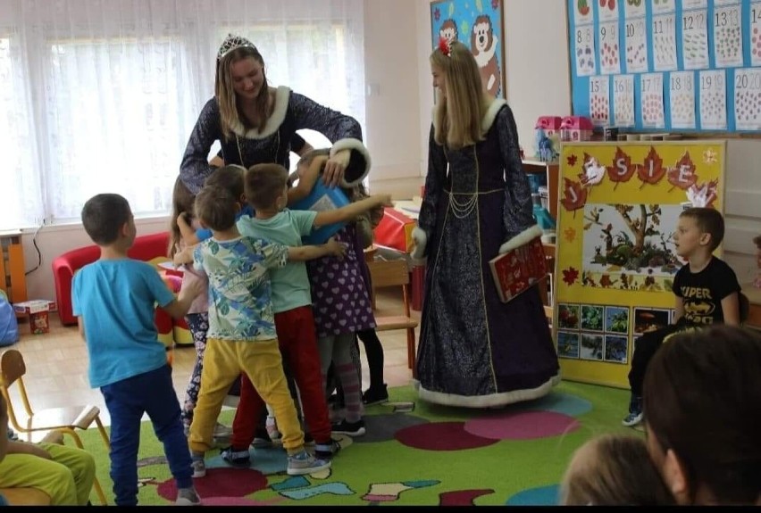 Uczniowie z Koła Miłośników Teatru z „Konarskiego” odwiedzili Przedszkole numer 1 w Jędrzejowie by poczytać im baśnie świata
