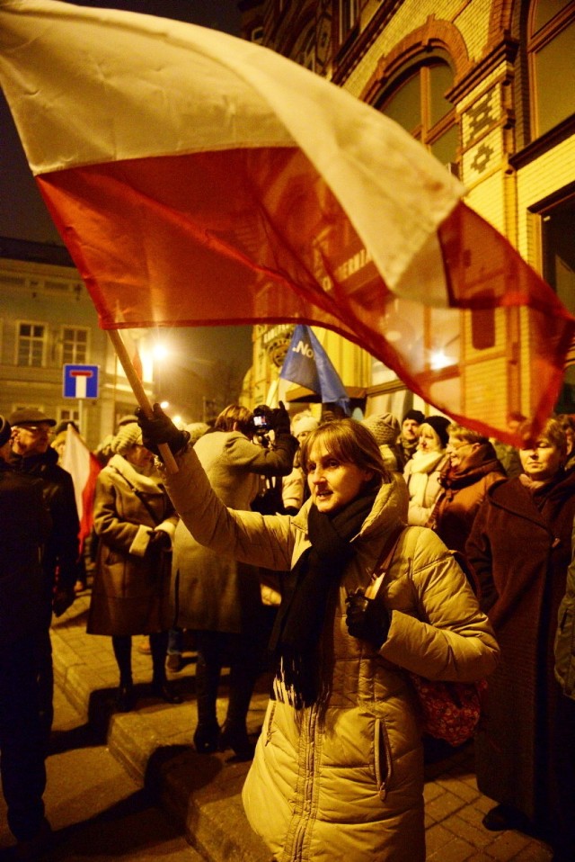 Protest przeciwko sejmowi na Placu Słowiańskim przed biurem poselskim Marka Asta