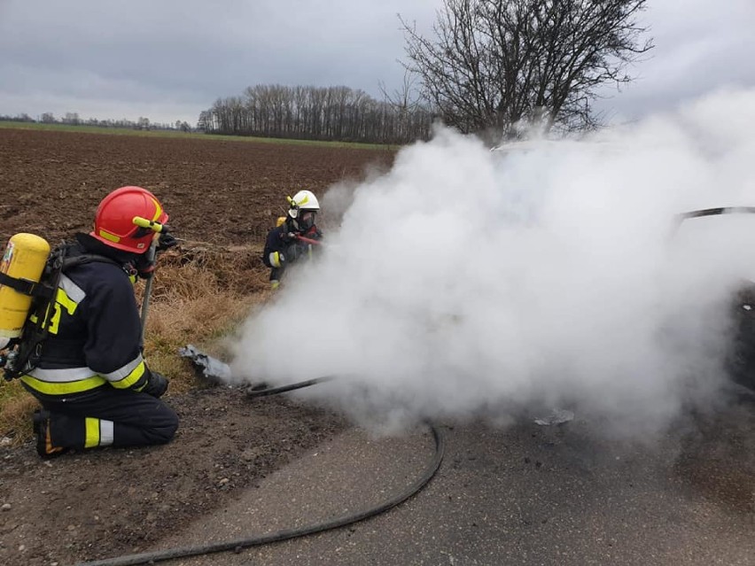 Gmina Cedry Wielkie: Pożar auta na drodze Leszkowy-Kiezmark [ZDJĘCIA]