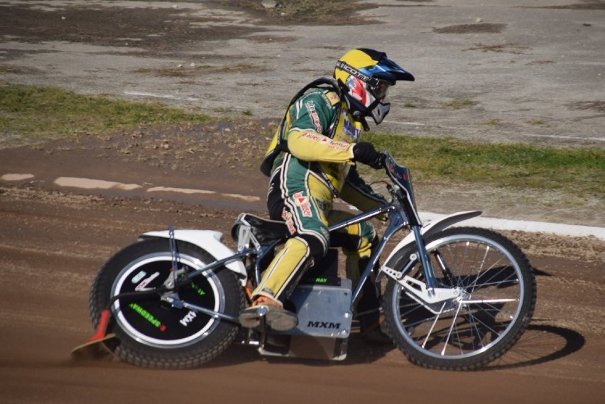 Żużel Gniezno. Motocykl elektryczny na zawodach amatorów