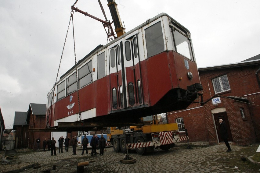 Osiem lat temu legnicki tramwaj trafił do zajezdni MPK, miał stanąć w centrum miasta, zdjęcia